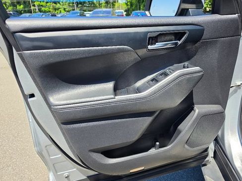Used 2021 Toyota Highlander XLE AWD/4WD image 19