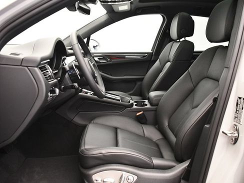 Used 2026 Porsche Macan AWD/4WD image 5