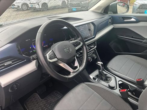 Used 2022 Volkswagen Taos SE w/ Panoramic Sunroof Package image 8