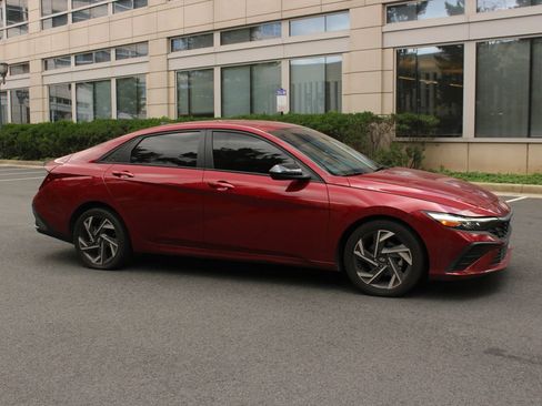 Used 2025 Hyundai Elantra Sport FWD image 2