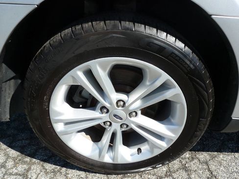 Used 2017 Ford Taurus SEL FWD image 36