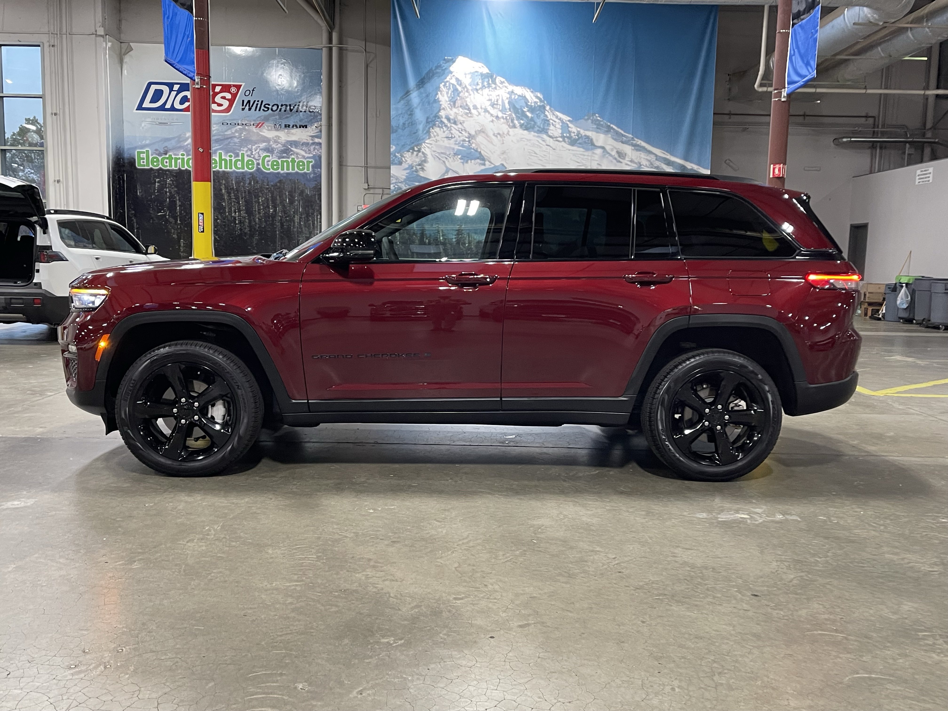 Certified 2024 Jeep Grand Cherokee Limited w/ Black Appearance Package AWD/4WD image 2