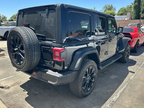 Used 2025 Jeep Wrangler Unlimited Sahara AWD/4WD image 7