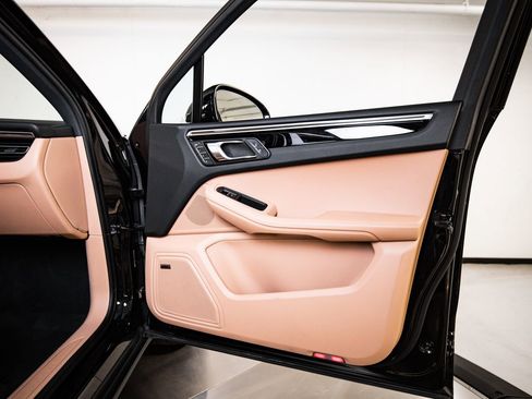Certified 2026 Porsche Macan AWD/4WD image 26