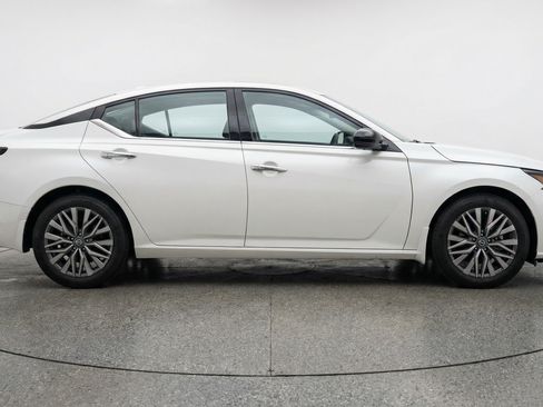 Used 2025 Nissan Altima 2.5 SV image 11
