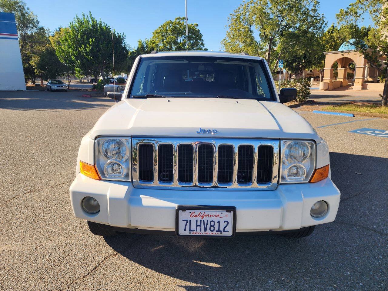 Used 2010 Jeep Commander Sport w/ Sun/Sound Group RWD image 3