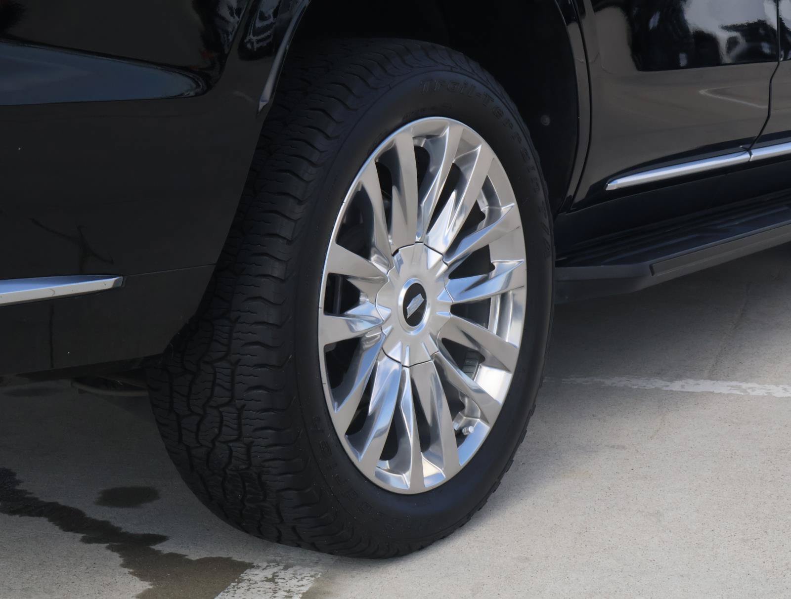 Used 2022 Cadillac Escalade Premium Luxury AWD/4WD image 12
