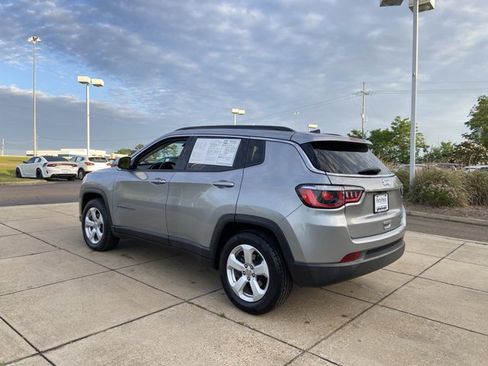 Used 2019 Jeep Compass Latitude FWD image 11