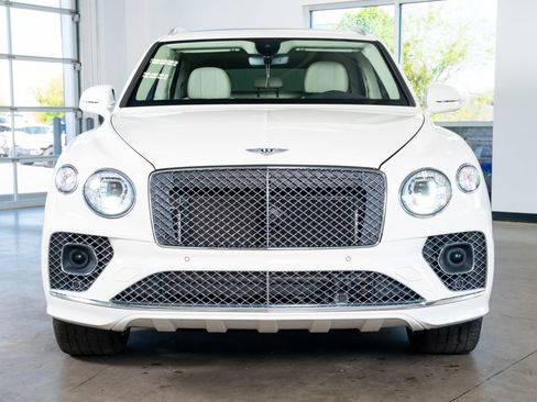 Used 2021 Bentley Bentayga Plug-In Hybrid image 3