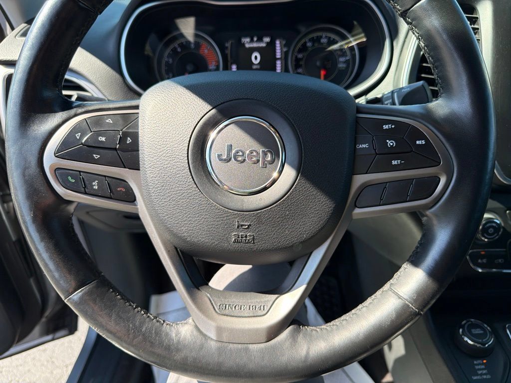 Used 2019 Jeep Cherokee Latitude Plus w/ Cold Weather Group AWD/4WD image 18