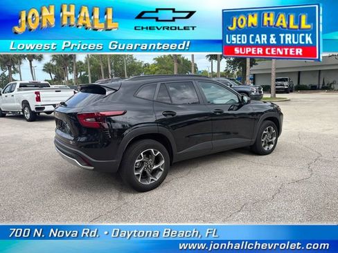Used 2025 Chevrolet Trax LT FWD image 14
