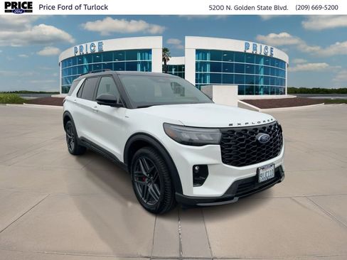 Used 2025 Ford Explorer ST-Line w/ ST-Line Street Pack image 3