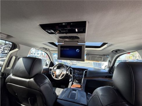 Used 2018 Cadillac Escalade ESV Luxury RWD image 34
