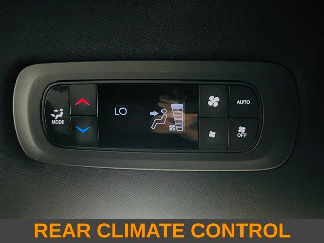 Used 2025 Chrysler Pacifica Select FWD image 8
