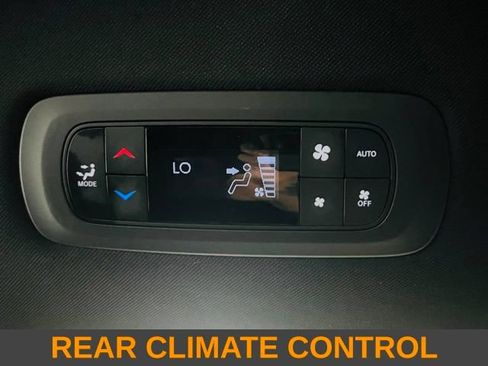 Used 2025 Chrysler Pacifica Select FWD image 8