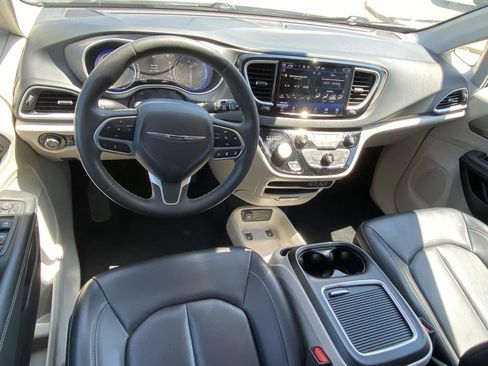 Used 2023 Chrysler Pacifica Touring-L FWD image 47