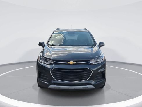 Used 2018 Chevrolet Trax LT w/ LT Convenience Package FWD image 3