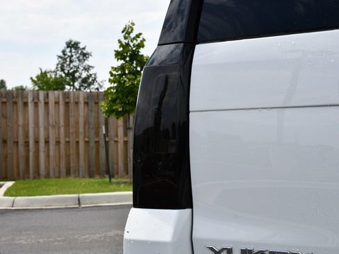 Used 2015 GMC Yukon Denali w/ Touring Package AWD/4WD image 11