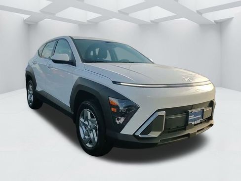 Certified 2025 Hyundai Kona SE image 3