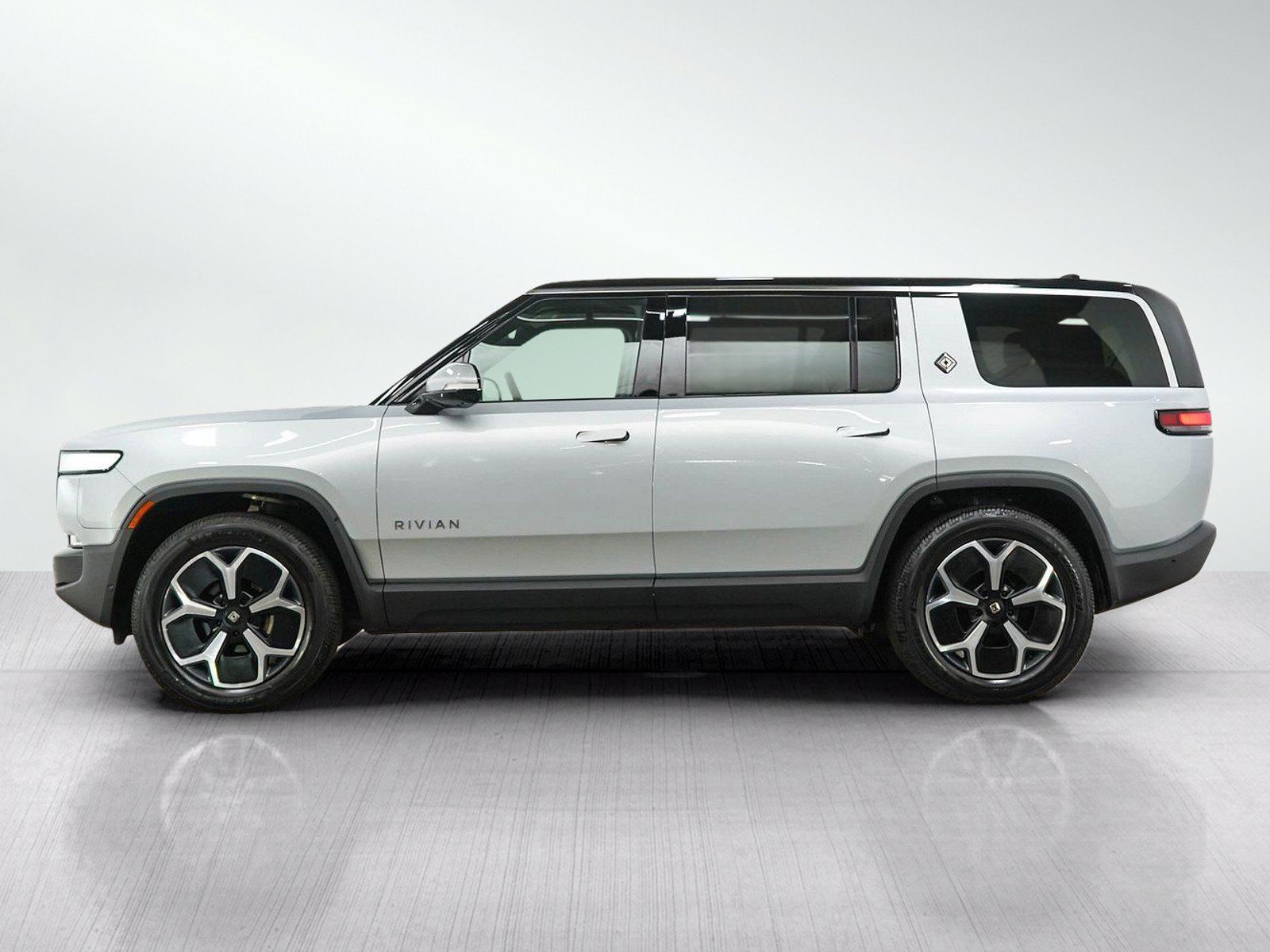Used 2024 Rivian R1S Adventure Dual AWD/4WD image 2
