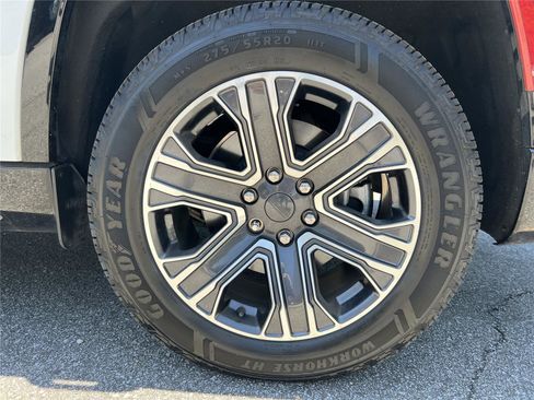 Used 2024 Jeep Wagoneer L Series II RWD image 37