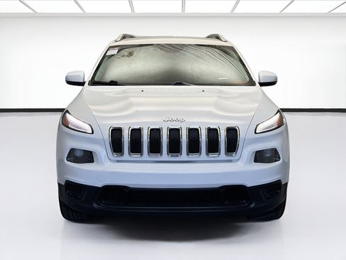 Used 2017 Jeep Cherokee Limited image 2