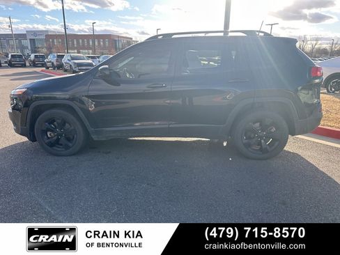 Used 2018 Jeep Cherokee Latitude w/ Altitude Package image 7
