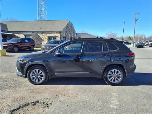 Used 2024 Toyota Corolla Cross LE image 18