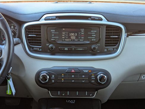 Used 2016 Kia Sorento LX w/ LX Convenience Package image 16