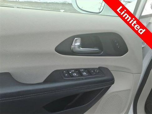 Used 2020 Chrysler Pacifica Limited image 9