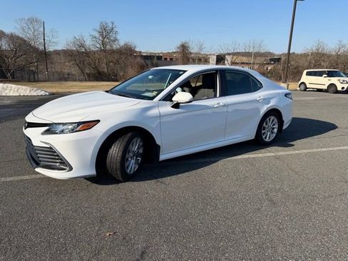 Used 2021 Toyota Camry LE image 4