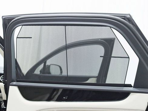 Used 2024 Bentley Bentayga Plug-In Hybrid image 47