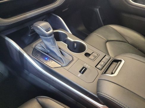 Used 2022 Toyota Highlander XLE image 26