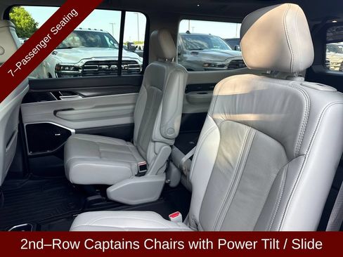 Used 2023 Jeep Wagoneer Series III w/ Premium Group I AWD/4WD image 23
