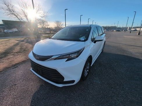 Certified 2024 Toyota Sienna LE image 7