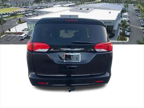 Certified 2017 Chrysler Pacifica Touring w/ Tire & Wheel Group FWD image 26