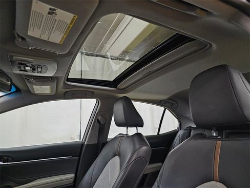 Used 2018 Toyota Camry XLE image 23