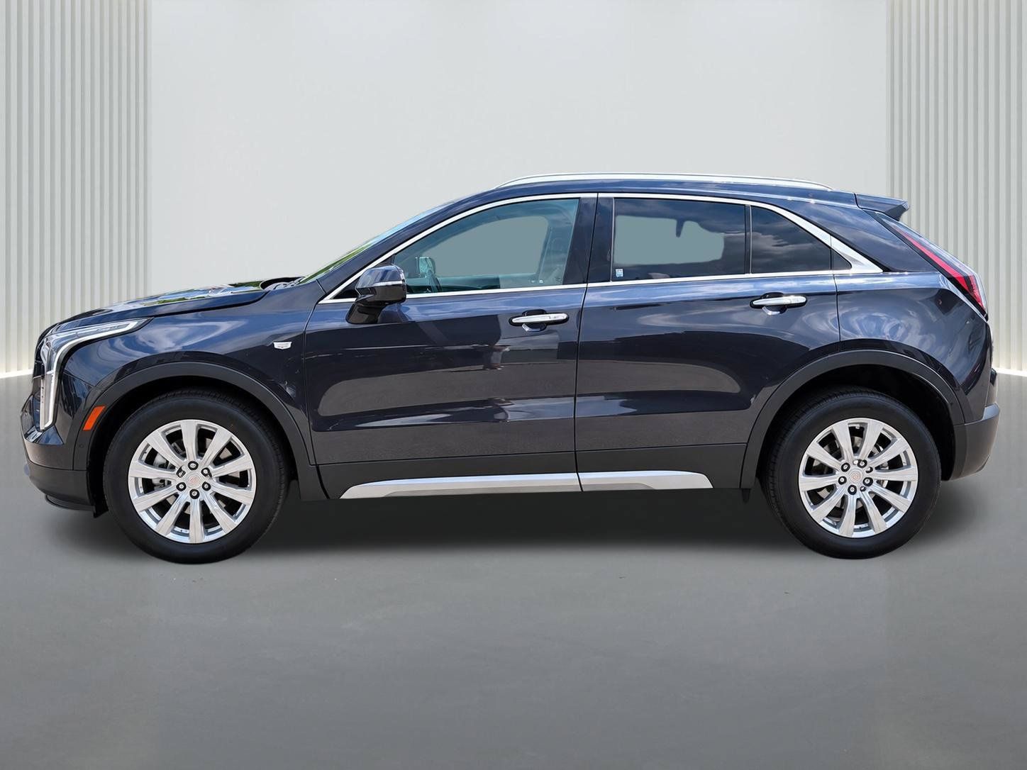 Used 2022 Cadillac XT4 Premium Luxury w/ Enhanced Visibility Package FWD image 3