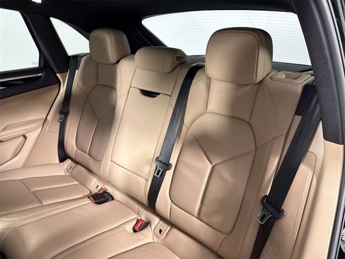 Certified 2021 Porsche Macan image 21