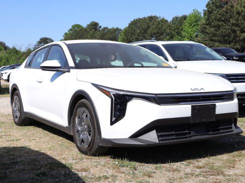 Used 2025 Kia K4 LX image 2
