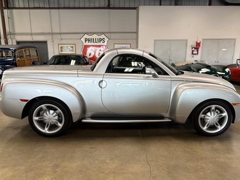Used 2004 Chevrolet SSR w/ Preferred Equipment Group image 23