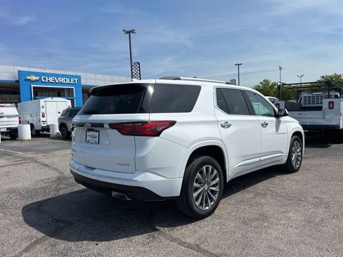 Used 2023 Chevrolet Traverse Premier FWD image 3