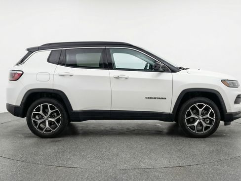 Used 2025 Jeep Compass Limited image 11