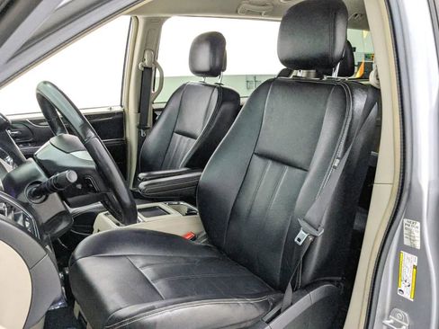 Used 2014 Chrysler Town & Country Touring image 15