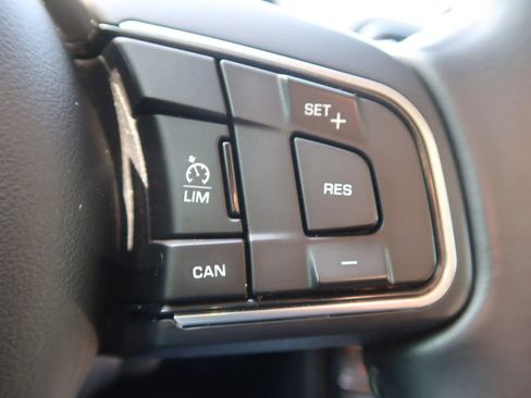 Used 2018 Jaguar XE image 39