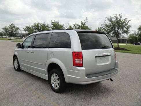 Used 2010 Chrysler Town & Country Touring FWD image 10