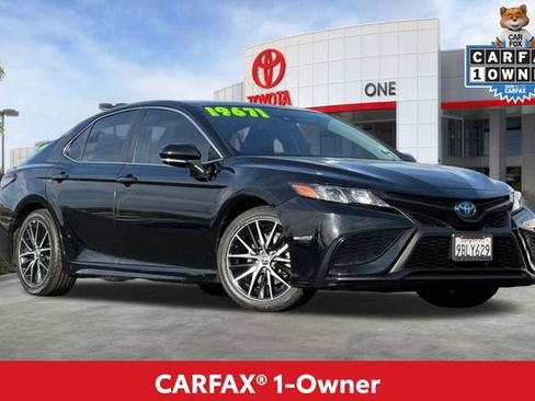 Used 2022 Toyota Camry SE image 2