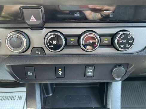 Certified 2017 Toyota Tacoma TRD Off-Road w/ Tow Package AWD/4WD image 20