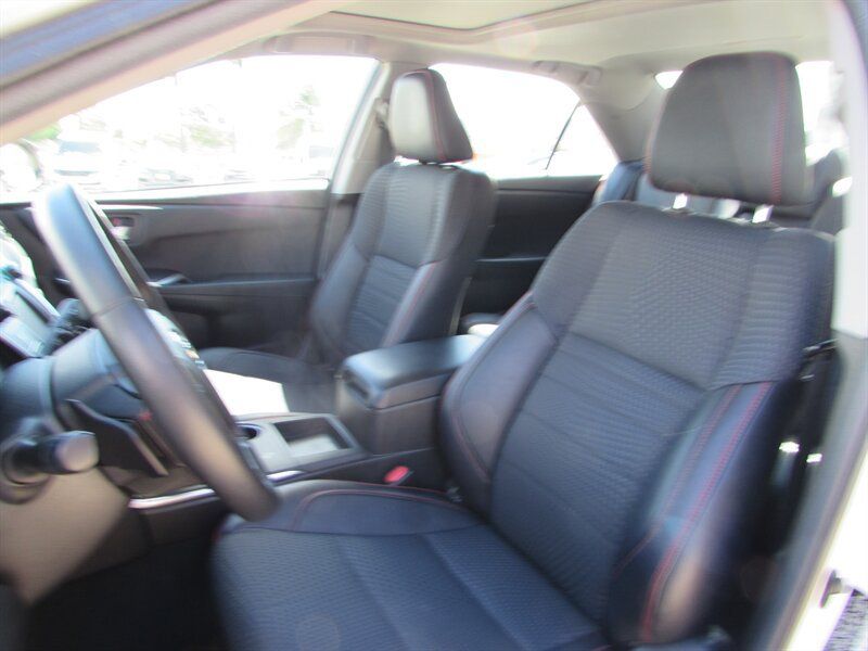 Used 2015 Toyota Camry SE w/ Moonroof Package FWD image 9