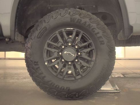 Used 2025 Chevrolet Silverado 2500 ZR2 w/ Technology Package image 13